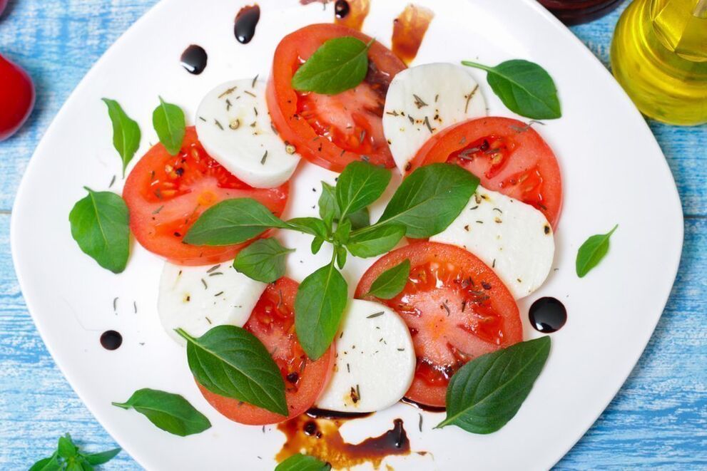 الطماطم مع الجبن والأعشاب لحمية البحر الأبيض المتوسط