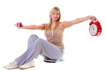 الفتاة التي تريد إنقاص وزنها تأكل طعامًا صحيًا ووفق نظام غذائي