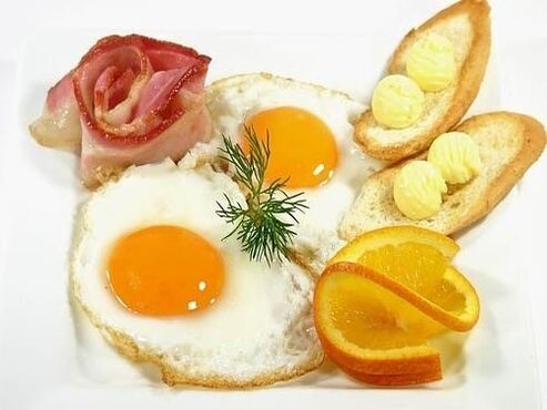 البيض المقلي مع لحم الخنزير المقدد كغذاء محظور ضد التهاب المعدة
